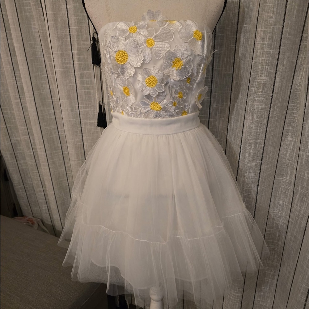 Main Strip Strapless Floral Dress in White and Yellow